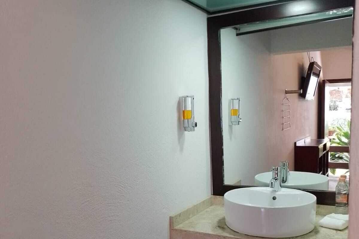 Douche, douche à « effet pluie », serviettes fournies, savon