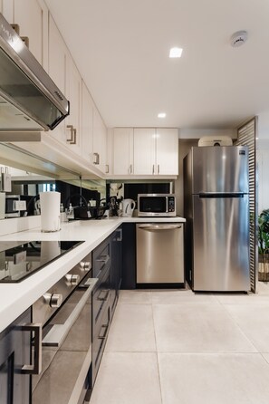 Appartement Deluxe | Cuisine privée | Grand réfrigérateur, micro-ondes, lave-vaisselle, grille-pain