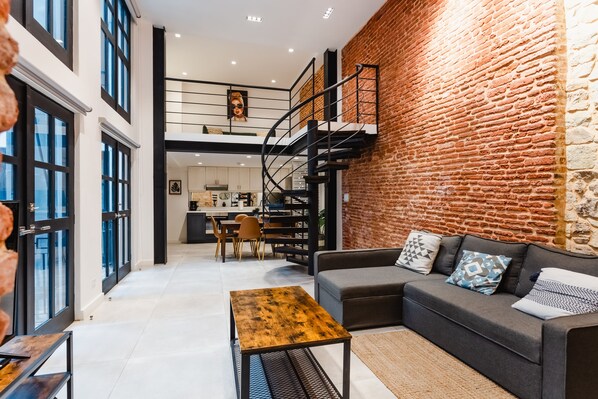 Appartement Deluxe | Coin séjour | TV connectée de 55 pouces avec chaînes numériques, télévision