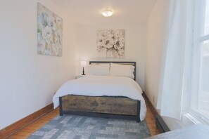 2 slaapkamers, een bureau, een strijkplank/strijkijzer, gratis wifi