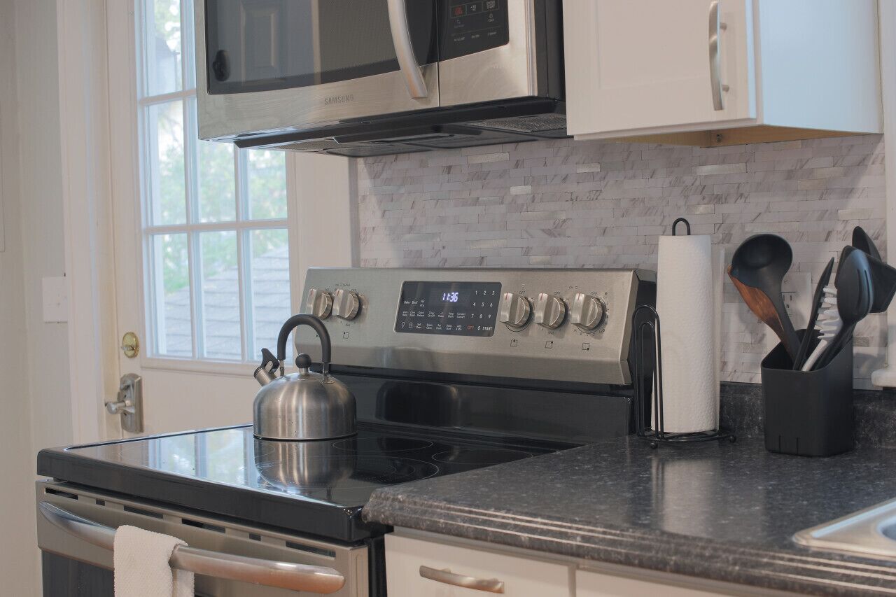 Refrigerador, microondas, horno y parrilla de estufa 