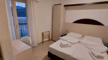 Habitación básica con 2 camas individuales, vista al lago | Caja de seguridad en la habitación, escritorio y wifi gratis