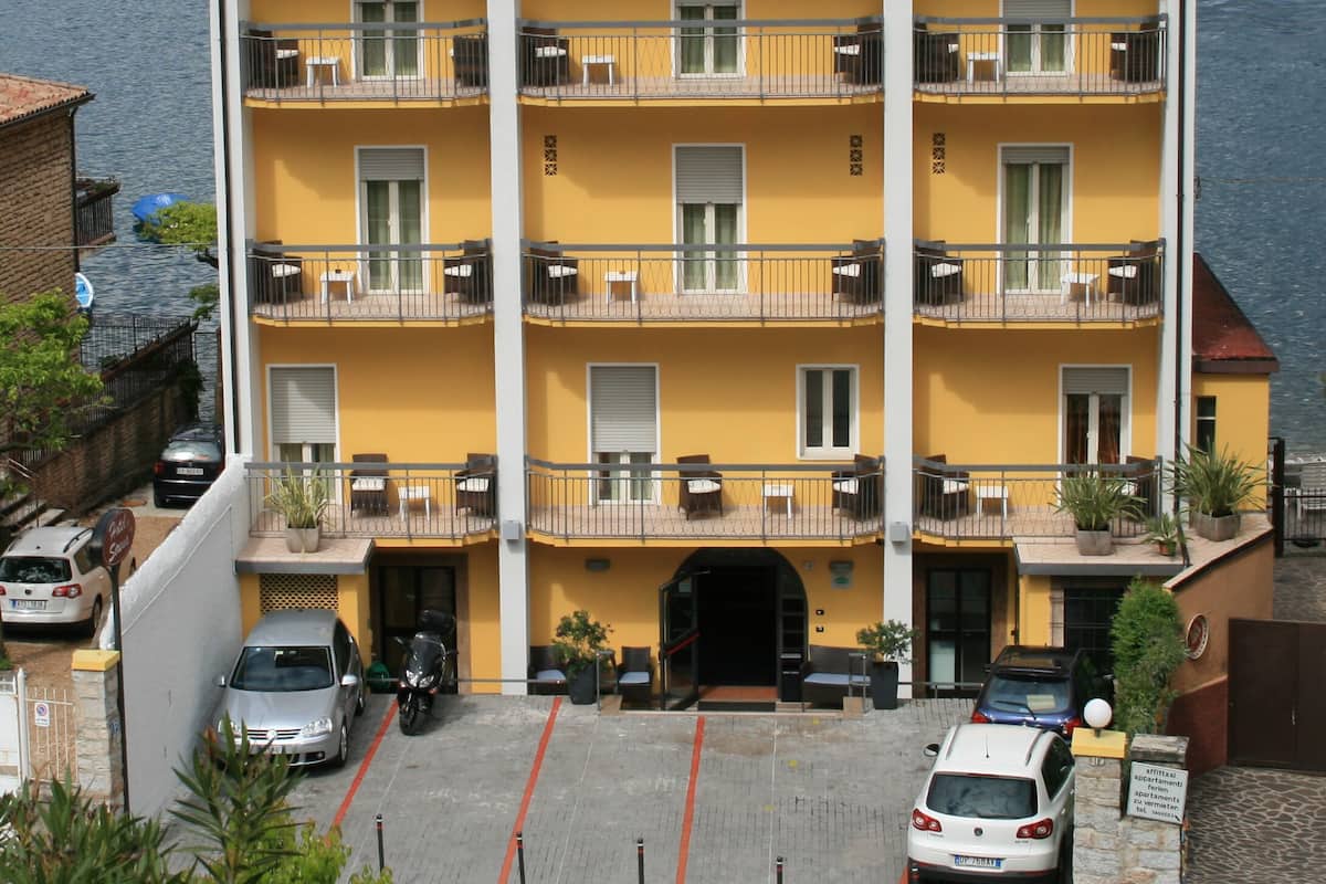 Basic-Zweibettzimmer | Zimmersafe, Schreibtisch, kostenloses WLAN, Bettwäsche