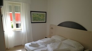 Basic Twin Room | In-room safe, desk, WiFi (free), bed sheets - HOTEL SIRENA (Malcesine)