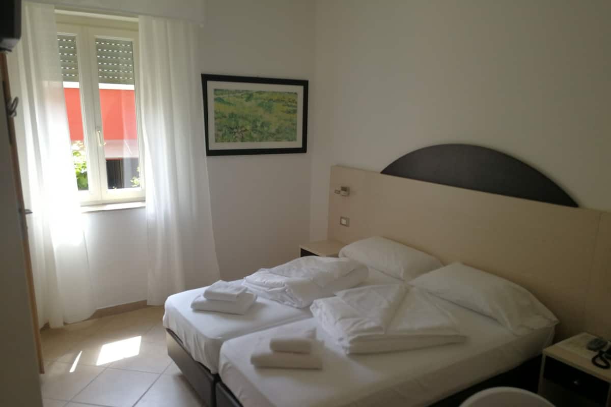 Basic-Zweibettzimmer | Zimmersafe, Schreibtisch, kostenloses WLAN, Bettwäsche