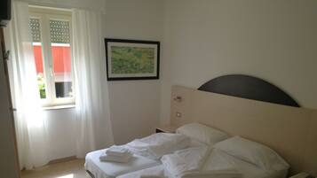 Basic Twin Room | In-room safe, desk, WiFi (free), bed sheets