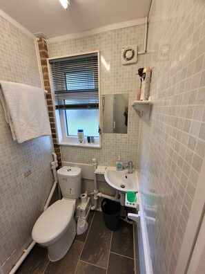 Shower, hair dryer, towels, soap - Lovely private studio apartment in Thamesmead by Thames Riverside (London)