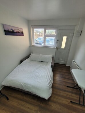 1 bedroom, WiFi, bed sheets - Lovely private studio apartment in Thamesmead by Thames Riverside (London)