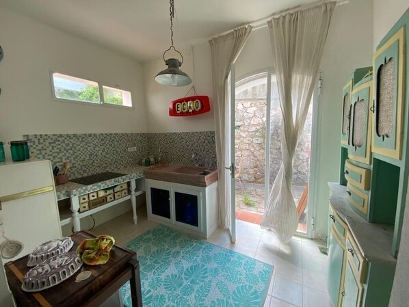 Kühlschrank, Mikrowelle, Herdplatte, Wasserkocher mit Kaffee-/Teezubehör