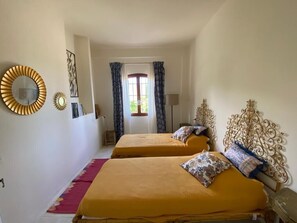 3 chambres, fer et planche à repasser