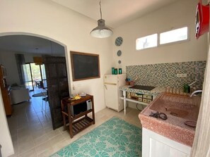 Kühlschrank, Mikrowelle, Herdplatte, Wasserkocher mit Kaffee-/Teezubehör