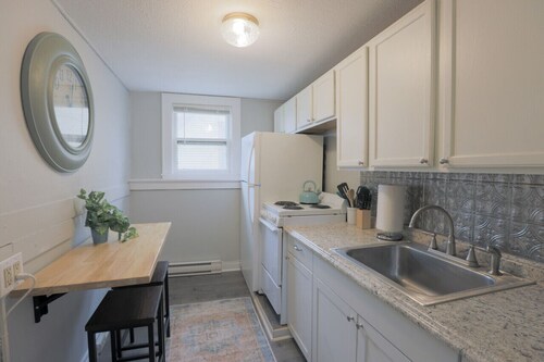 101 E · Cozy 1 bedroom apt with office and parking