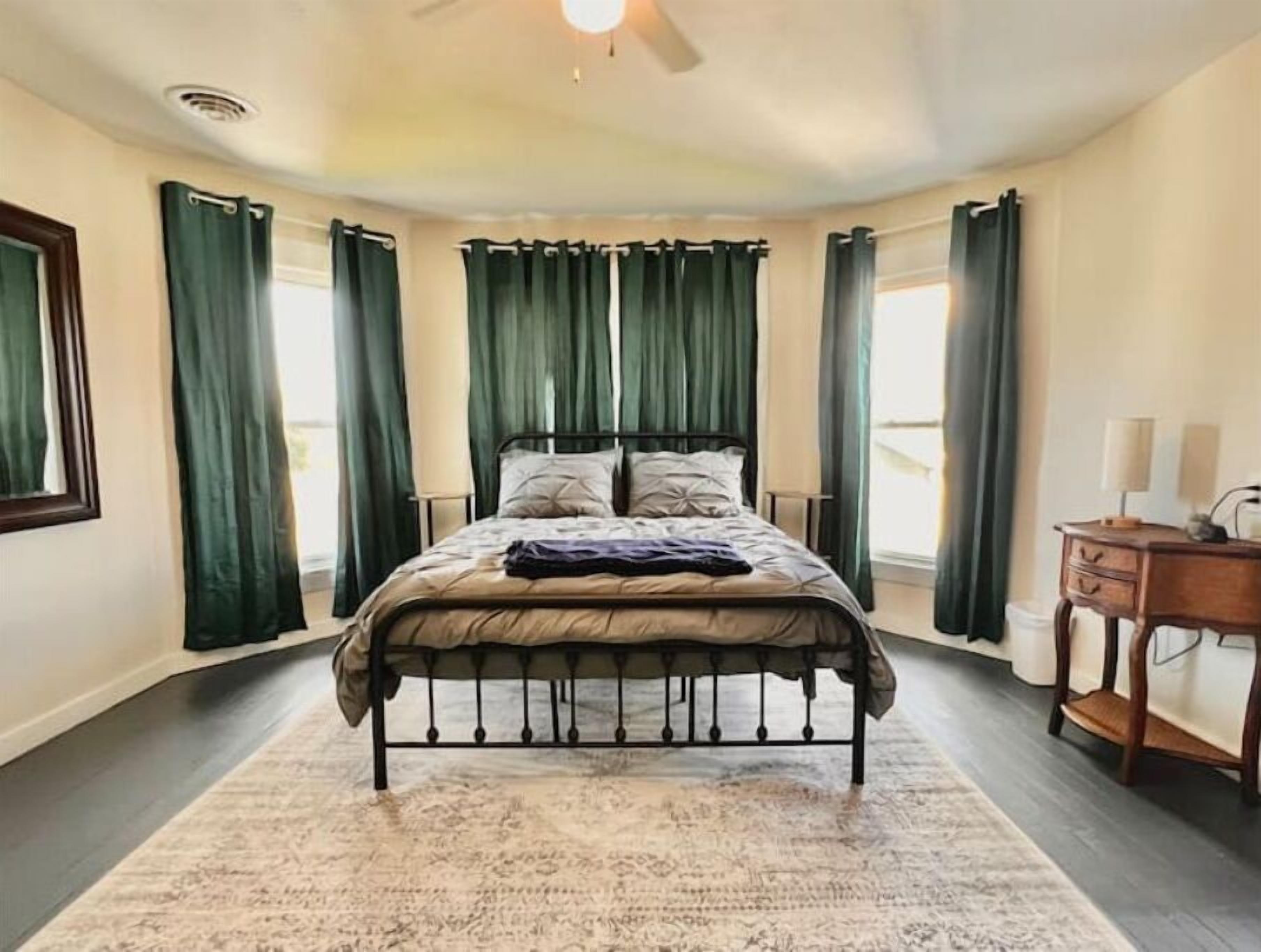 Mountain Saunter - Large home in the town of Davis