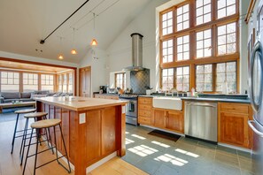 Réfrigérateur, micro-ondes, plaque de cuisson, lave-vaisselle