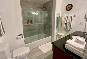 Dusche, Haartrockner, Handtücher, Seife