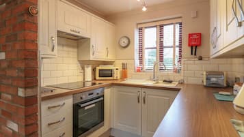 Refrigerador, tetera eléctrica, tostadora y utensilios de cocina