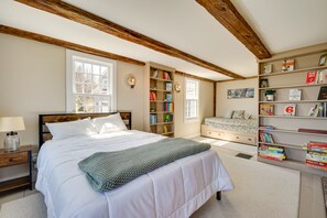 5 bedrooms, desk, iron/ironing board, WiFi