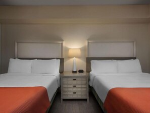 2 habitaciones, tabla de planchar con plancha y ropa de cama 