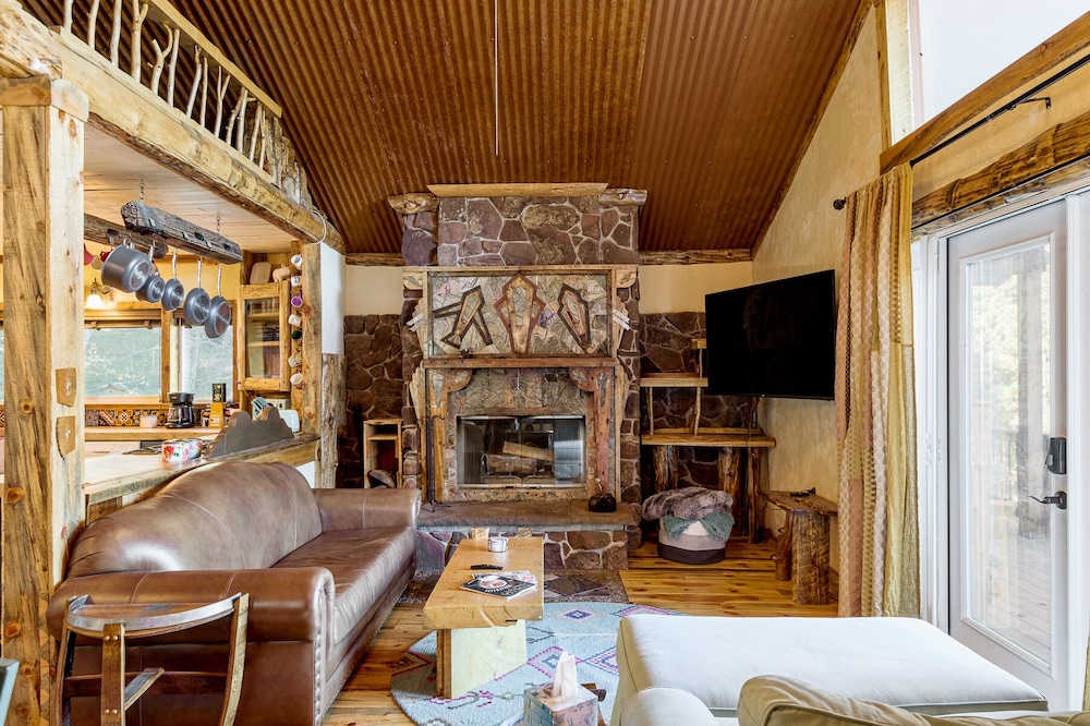Farmhouse Cabin * Secluded 2.5 acres * Pet Friendly