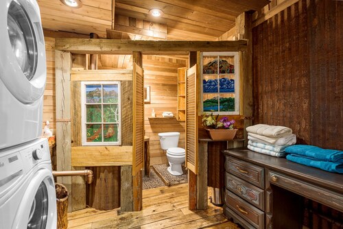 Farmhouse Cabin * Secluded 2.5 acres * Pet Friendly