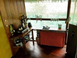 Fridge, stovetop, coffee/tea maker, blender