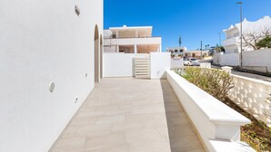 A modern building with a flat roof, a covered walkway, and a white exterior wall. - 3330 Appartamento Gemma Marina PT by Barbarhouse (Morciano di Leuca)