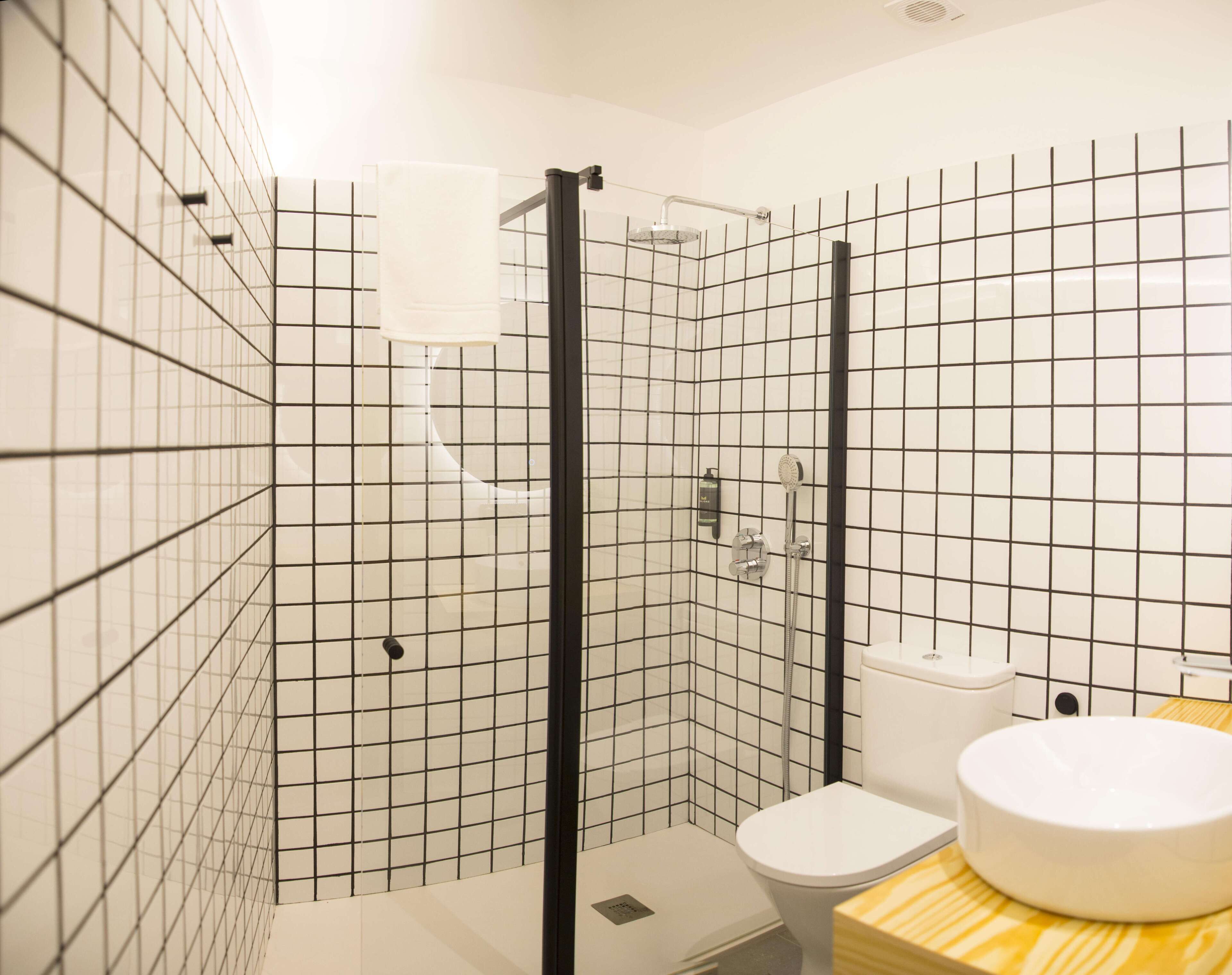 Habitación | Baño | Ducha, secador de pelo y toallas