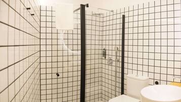 Habitación | Baño | Ducha, secador de pelo y toallas