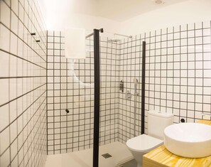 Quarto | Banheiro | Chuveiro, secador de cabelo, toalhas de banho 