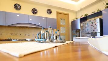 KĂŒhlschrank, Mikrowelle, Ofen, Herdplatte