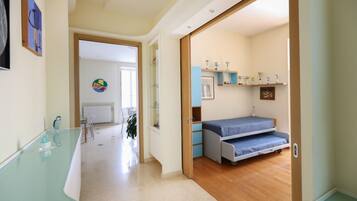 3 camere, una scrivania, ferro/asse da stiro, Wi-Fi gratuito