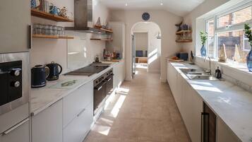 Cottage | Private kitchen | Fridge, dishwasher, electric kettle, toaster