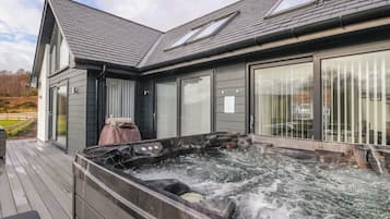 Cottage | Outdoor spa tub