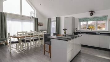 Cottage | Dining