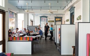 Der serveres morgenmad, frokost, aftensmad og brunch