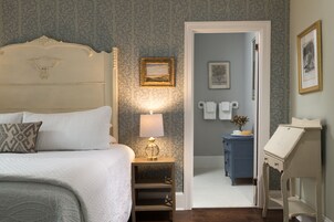 Standard Room | Egyptian cotton sheets, premium bedding, pillowtop beds, minibar