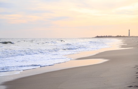 Una playa cerca, sillas reclinables de playa, sombrillas