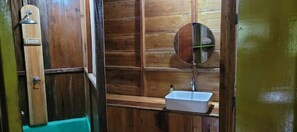 Doccia, asciugamani, sapone, carta igienica