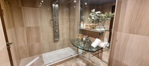 Shower, jetted bath, hair dryer, bidet - Apartamento Lujo en Primera Linea Costa del Sol (Estepona)