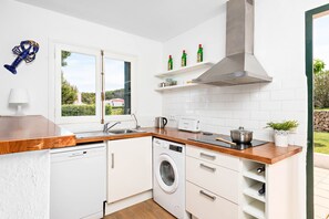 Een koelkast, een microgolfoven, een oven, een kookplaat