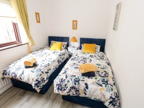 5 bedrooms, individually decorated, individually furnished, free WiFi - Saoirse (Gortmore)