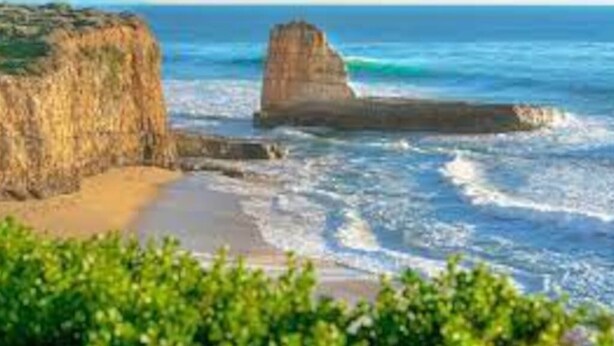 A coastal landscape with a prominent rock formation and a beach. - Fantastic, modern 2bdr Cottage, 5min to beach (Santa Cruz)