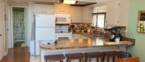 Refrigerador, microondas, horno, placa de cocina