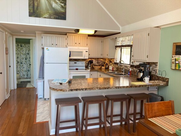 ثلاجة، ميكروويف، فرن، موقد طهي مسطح