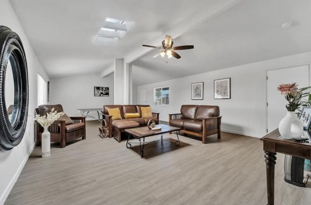 A White House in a Desert Paradise!