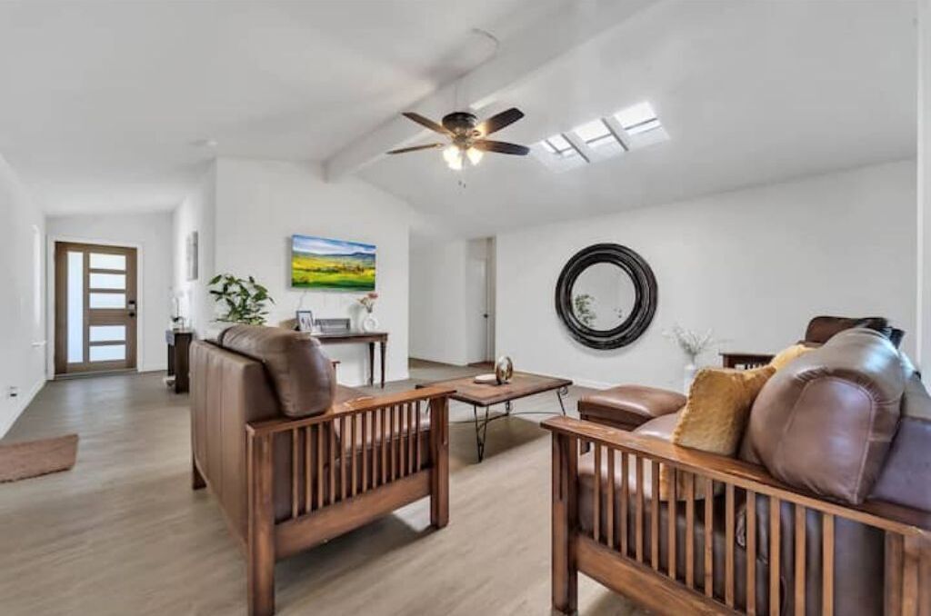 A White House in a Desert Paradise!