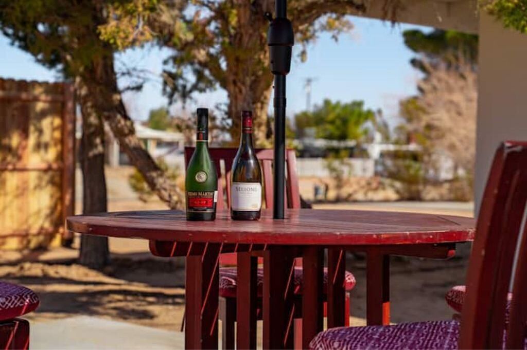 A White House in a Desert Paradise!