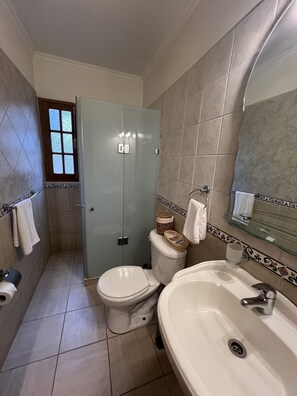 Cabane Supérieure | Salle de bain | Douche, sèche-cheveux, serviettes fournies, savon