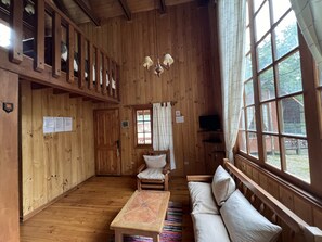 Cabane Supérieure | Coin séjour | Télévision LED de 32 pouces avec chaînes par satellite, télévision