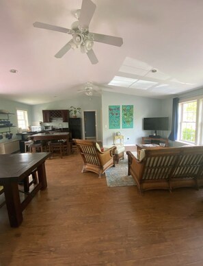 Een smart-tv en boeken